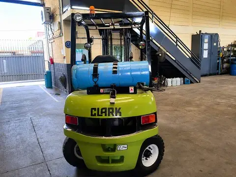 Empilhadeira Clark CMP25 reformada em São José dos Campos — foto 1