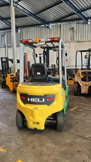 Empilhadeira contrabalançada elétrica HELI a lítio, frota 099, disponível para locação — foto 1