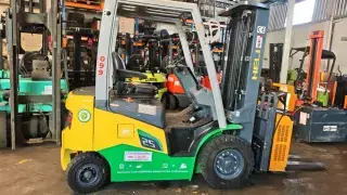 Empilhadeira contrabalançada elétrica HELI a lítio, frota 099, disponível para locação — foto 4