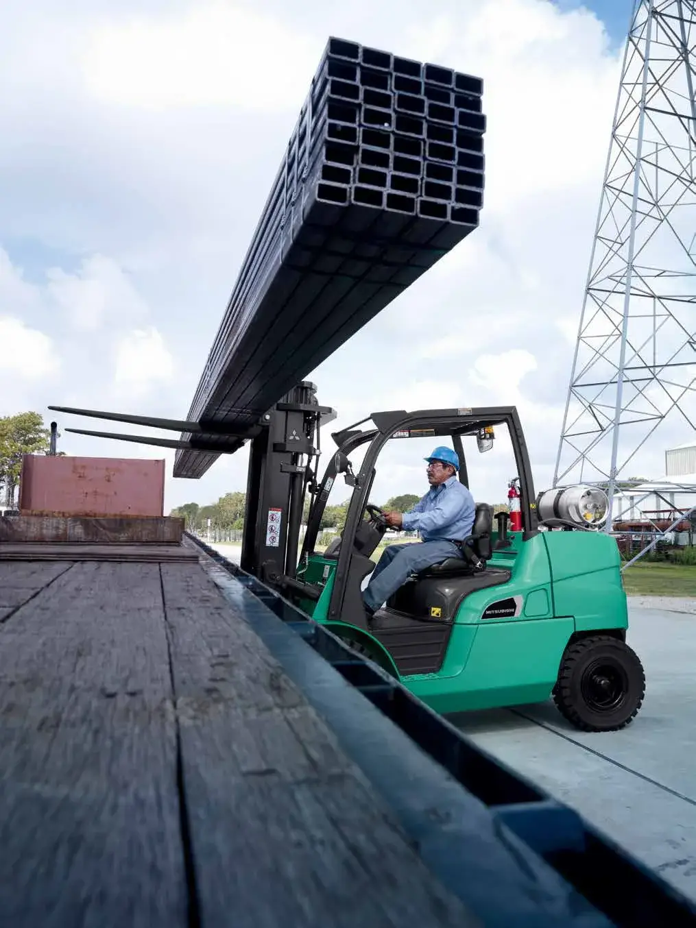 Empilhadeira Mitsubishi FD40N em operação