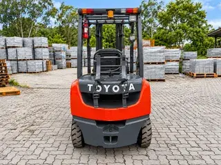 Empilhadeira Toyota 8FG25 2012, revisada, com capacidade de 2,5 toneladas em São José dos Campos — foto 3
