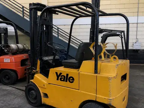 Empilhadeira Yale Nacional amarela com torre duplex em São José dos Campos — foto 1